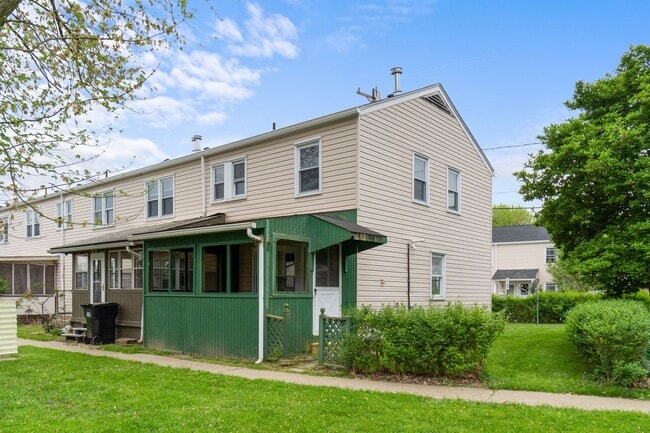 Building Photo - 3 Bedroom with Central AC