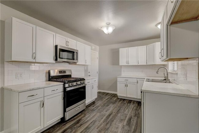 Building Photo - 3035 SE 20th St