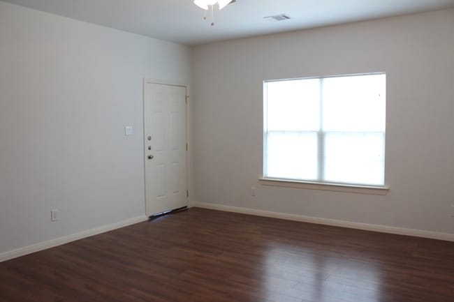 Building Photo - 409 Beto St