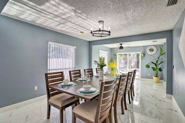 Building Photo - 2181 Poinciana Dr