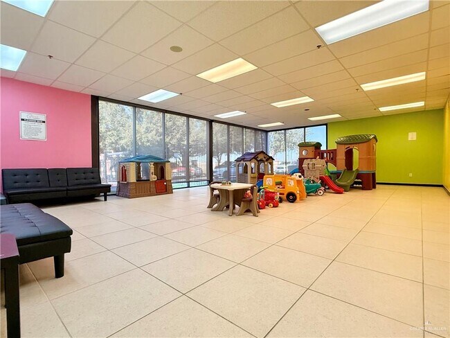 Building Photo - 813 Travis St