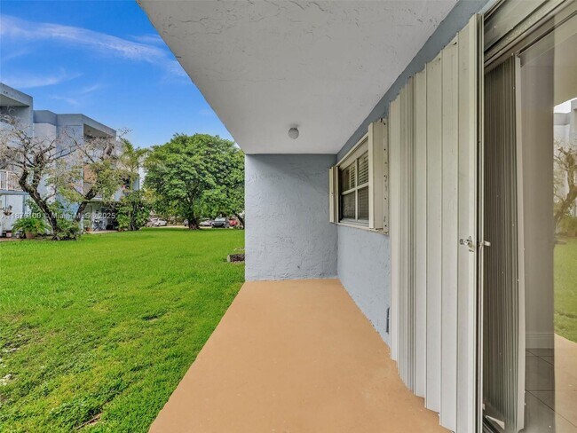 Building Photo - 9367 Fontainebleau Blvd