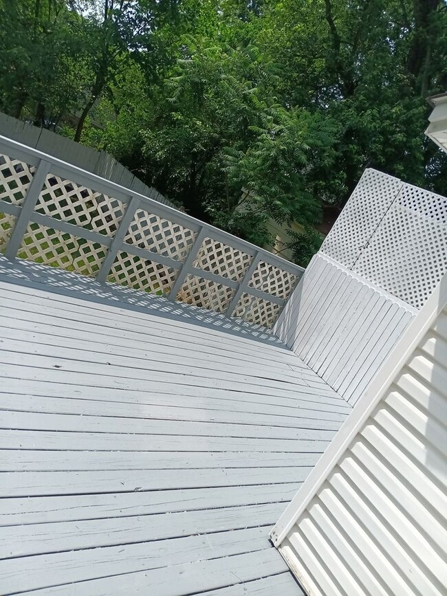 Building Photo - Large 2 bedroom home available now!