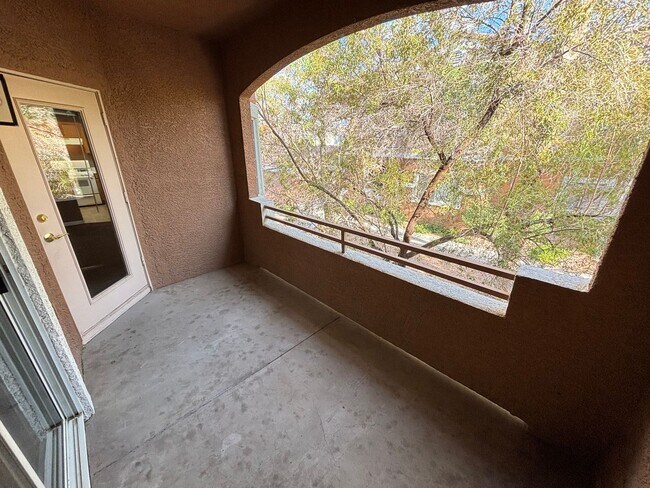 Building Photo - Beautiful 2Bed/2Bath Condo located in the ...