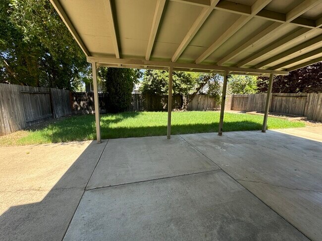 Building Photo - Beautifully spacious 3 bedroom 2 bath home...
