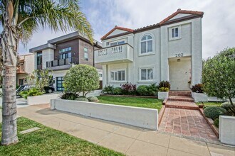 Building Photo - Beautifully Remodeled, Detached Front Town...