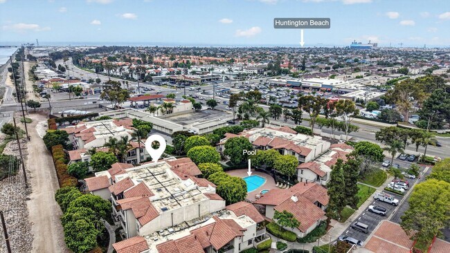 Building Photo - HUNTINGTON BEACH HOME - 1.5 Miles from the Beach