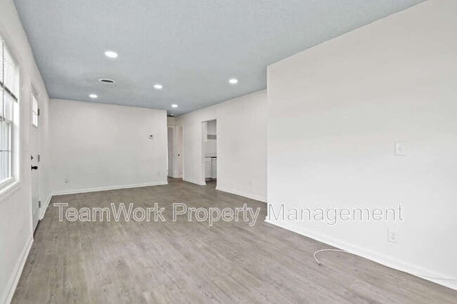 Building Photo - 3027 Azalea Dr