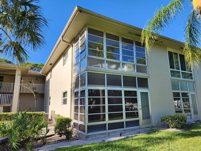 Building Photo - Magnificent 1 bedroom, 1.5 bathroom condo ...