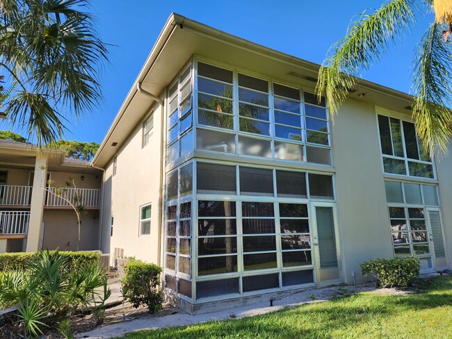 Building Photo - Magnificent 1 bedroom, 1.5 bathroom condo ...