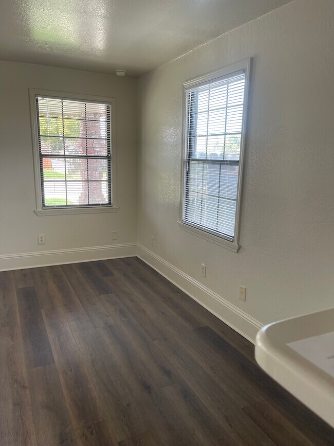 Building Photo - 817 Lake Ave