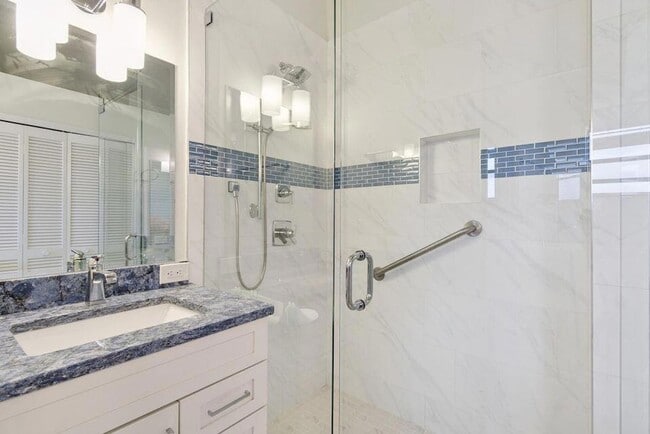 Building Photo - 5942 Parkwalk Cir W