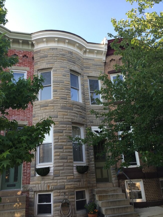 Building Photo - 3 bedroom row house located in desirable H...