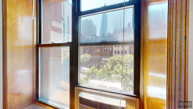 Building Photo - 243 W 72nd St