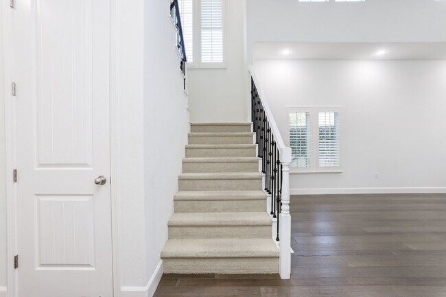 Building Photo - 4 Bed / 3 Bath San Bruno home in highly de...
