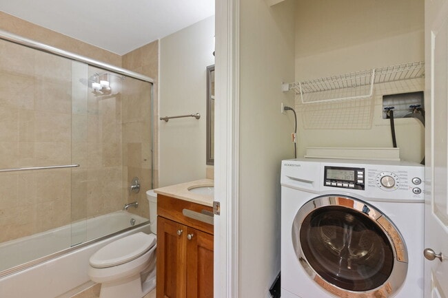 Building Photo - 450 W Briar Pl