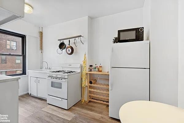 Building Photo - 210 E Broadway