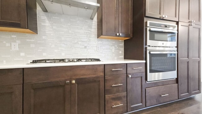 Building Photo - Beautiful, Light-Filled Home Bordering Protected Greenbelt