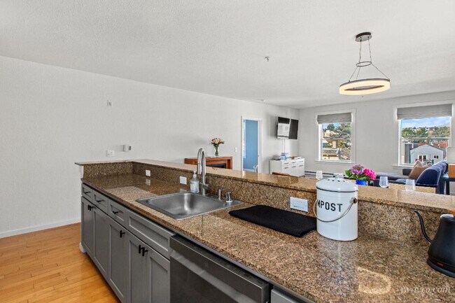 Building Photo - 323 29th St