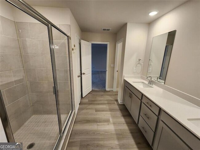 Building Photo - 235 Vly Oak Dr