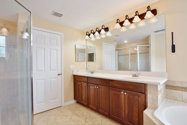 Building Photo - Luxury 3BR/3BA Townhome with 2-Car Garage in Gated Greystone – Sanford