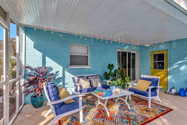 Building Photo - 3 BEDROOM 2 BATHROOM POOL HOME LOCATED IN ST. PETERSBURG