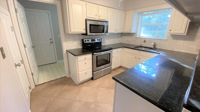 Building Photo - 3216 Castle Ct