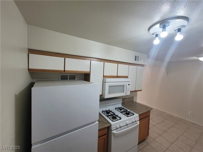 Building Photo - 1608 N Torrey Pines Dr