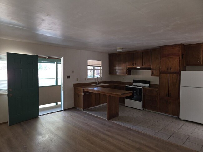 Building Photo - x MO769-Ahmadi, Yousef