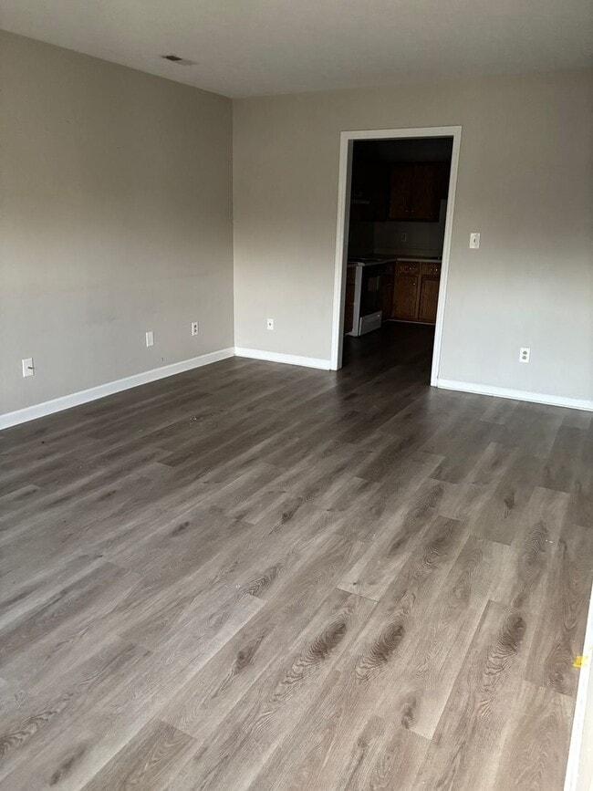 Building Photo - 2 Bedroom 1 Bath Duplex