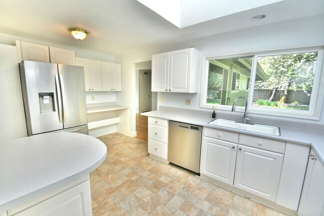 Building Photo - 3Bd/1.75Ba Bellevue House