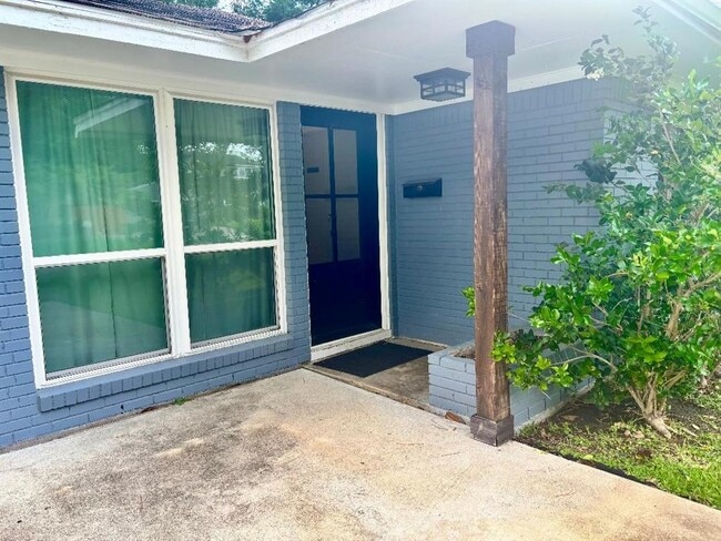 Building Photo - 2306 Hialeah Dr