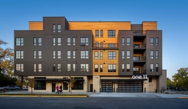 Building Photo - 1 Bed/ 1 Ba + Den + Top Floor Corner