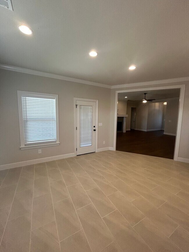 Building Photo - Beautiful Modern Home in Pea Ridge!