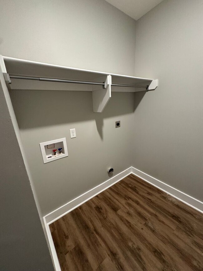 Building Photo - Beautiful 3 Bedroom, 2 Bath Craftsman-Styl...