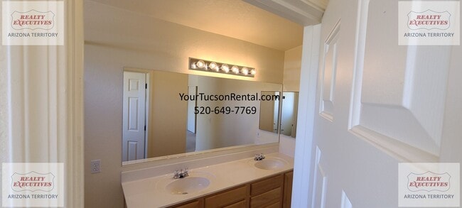 Building Photo - Starr Pass Shadows 4 bedrooms and 2 bathrooms