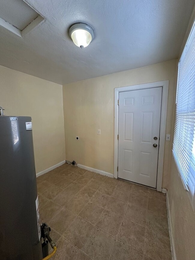 Building Photo - Renovated 2 bedroom, 1 bathroom home on Southside