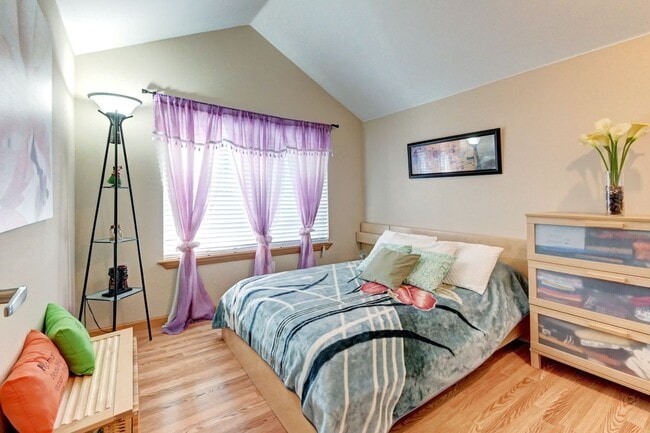 Building Photo - Immaculate Townhome with Private Patio!