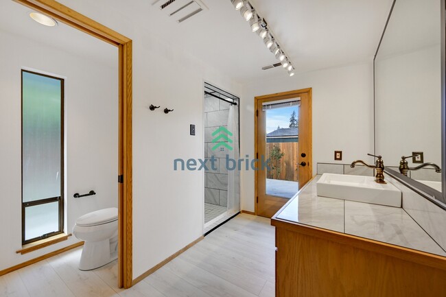 Building Photo - Charming 3-Bed, 2-Bath Remodeled Home in Prime Edmonds Location!