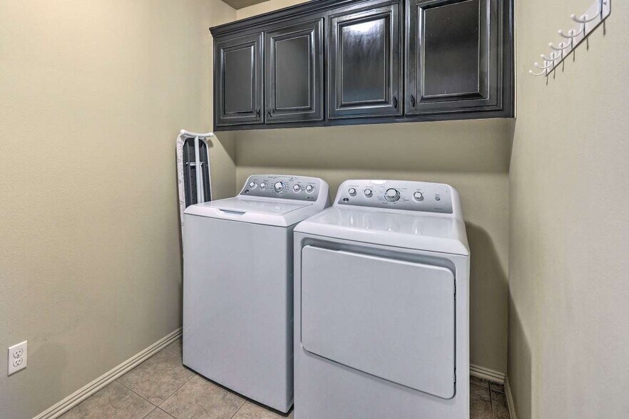 Building Photo - 450 Remson Ln