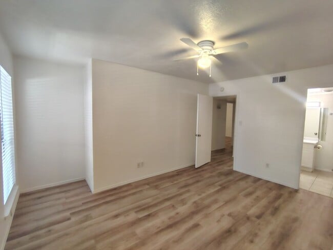 Building Photo - 1620 N Wilmot Rd