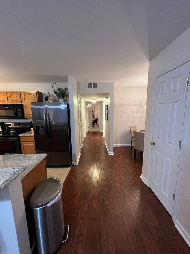 Building Photo - 717 Tower Grove Dr