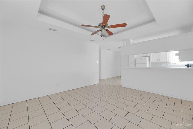 Building Photo - 18 S Dahlia St