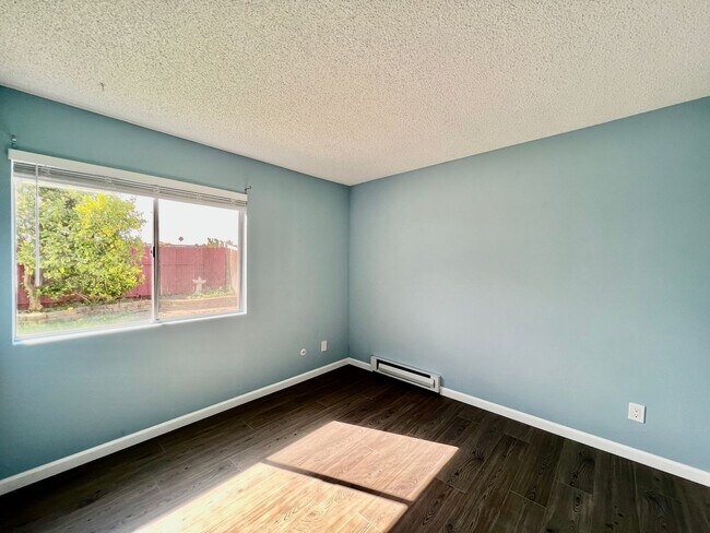 Building Photo - Newly remodeled 4B/2BA house w/ large back...