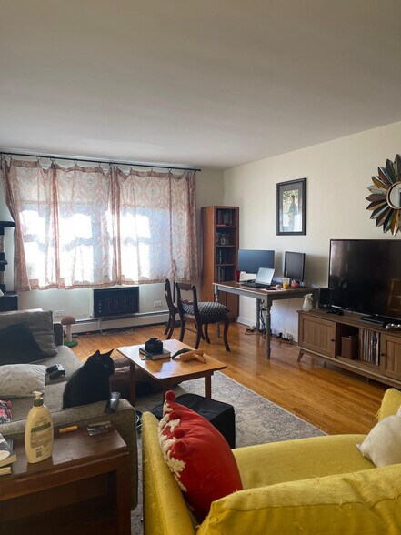Primary Photo - 1239 W Farwell Ave