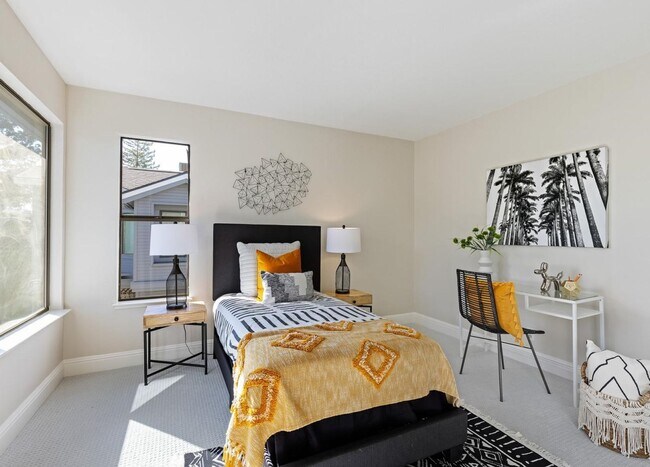 Building Photo - Updated Townhome in Sought After Walnut Cr...