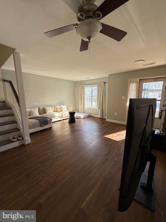 Building Photo - 8702 Village Green Ct