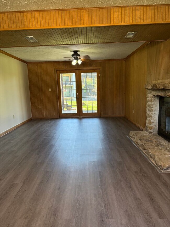 Building Photo - 3 BR / 3 BA Single-family home near Ellettsville