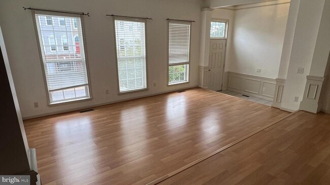 Building Photo - 822 W Boxborough Dr