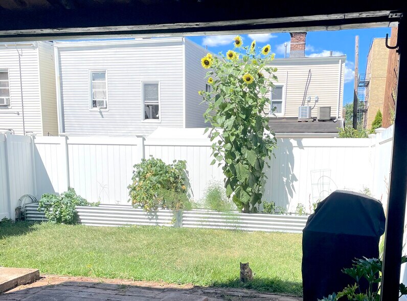 Private Backyard - 7 Duncan Ct